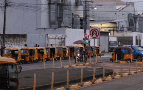 En la avenida Destacamento Base Norte, en la ciudadela El Cóndor, son estacionadas las tricimotos que circulan por el sector a exceso de velocidad y en contravía.
