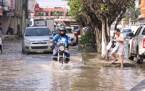 Motociclistas y autos sufren estragos por la inundaciónen las calles de milagro