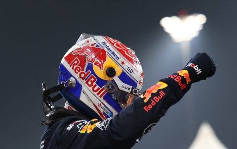 EL piloto de Red Bull Racing Max Verstappen levanta la mano en señal de victoria.