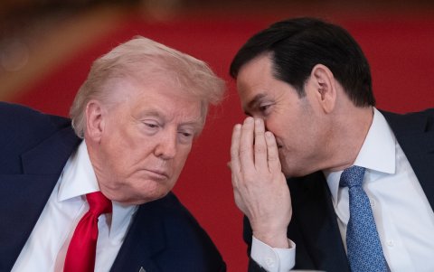 El presidente de Estados Unidos, Donald Trump, escucha al secretario de Estado de EE.UU., Marco Rubio, durante una mesa redonda.