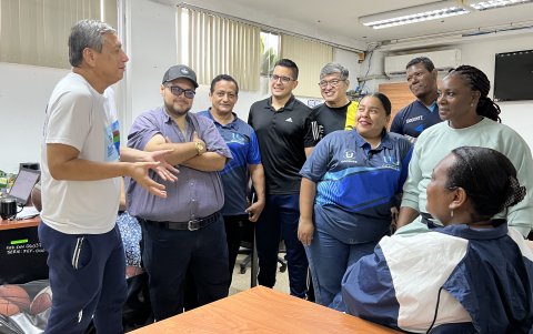 Comunidad. Nieve (d), hoy en la Universidad de Guayaquil con compañeros.