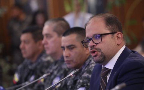 John Reimberg, ministro del Interior, supervisa operativos de seguridad contra el crimen organizado.