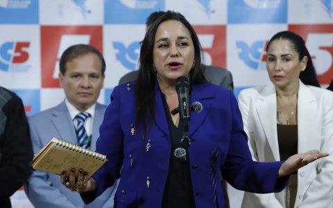 Gabriela Rivadeneira, presidenta de Revolución Ciudadana, durante una rueda de prensa en Quito tras la suspensión del movimiento por parte del Tribunal Contencioso Electoral.