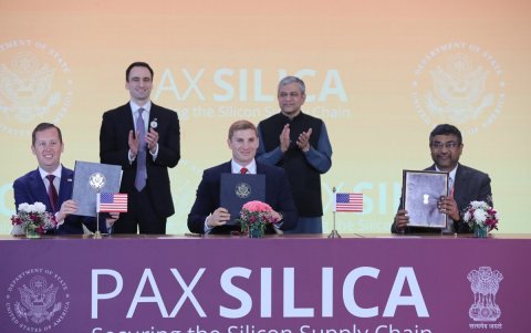 Funcionarios de Estados Unidos e India firman la Declaración Pax Silica durante la Cumbre Impacto IA 2026 en Nueva Delhi.