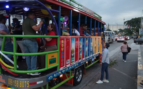 La chiva recorre Guayaquil desde horas de la tarde, llevando farra, música y diversión por sus calles.