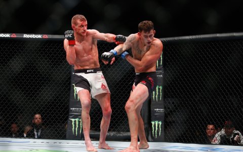 Davey Grant (i) cuando peleó con Chito Vera el 27 de febrero de 2016.