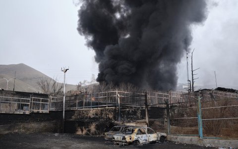Teherán amaneció envuelta en una nube tóxica mezcla de lluvia y humo de los ataques contra cuatro instalaciones petroleras en la capital y zonas cercanas.