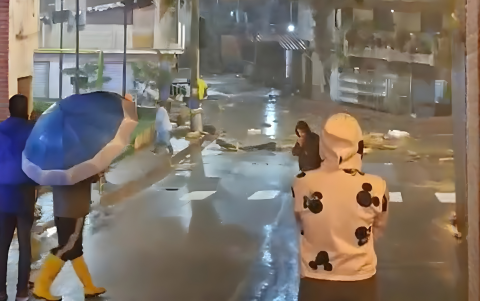 Zaruma registra calles anegadas tras el aluvión, mientras en Portovelo se realizan evacuaciones preventivas por las lluvias.