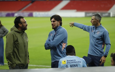 Diego Martínez (c), DT de Católica esperando en el estadio Rodrigo Paz Delgado.