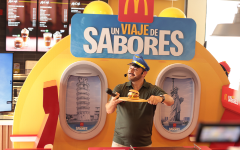 El actor einfluencer Jorge Campozano dirigiendo el recorrido.