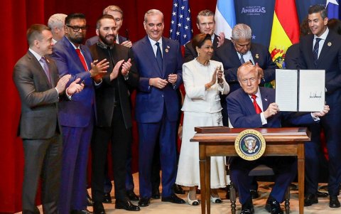 El presidente Daniel Noboa y otros mandatarios de la región junto a Donald Trump, luego de la firma del Compromiso con la lucha contra actividades delictivas de los carteles, en Miami.