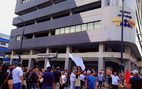 Trabajadores de la salud del Guayas protestaron en los exteriores del Ministerio de Trabajo en Guayaquil.