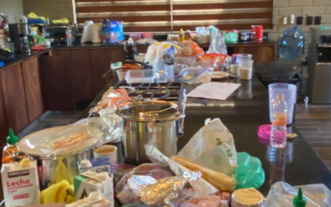 Interior de la cocina de la mansión de ‘El Mencho’ en Tapalpa, con restos de alimentos y medicamentos.
