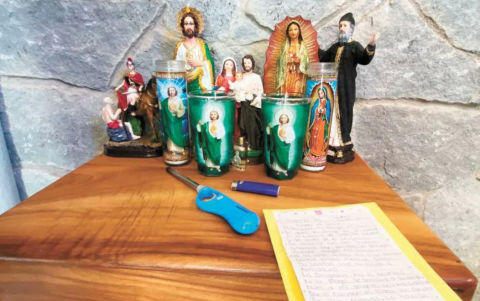 Altar religioso en la mansión de ‘El Mencho’ con imágenes de la Virgen de Guadalupe, San Judas Tadeo y San Chárbel.