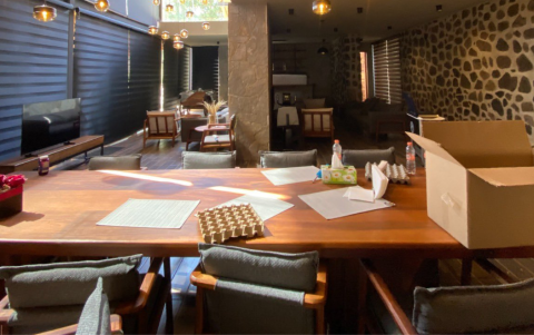 Sala principal de la mansión de ‘El Mencho’ con acabados de madera fina y diseño moderno.