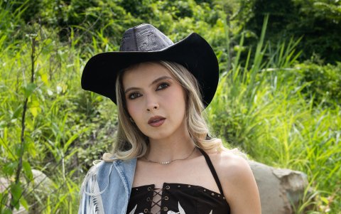 Algunas piezas clave que puede incorporar son un jean que se adapta a distintos estilos y una chaqueta de denim que aporta estructura al look