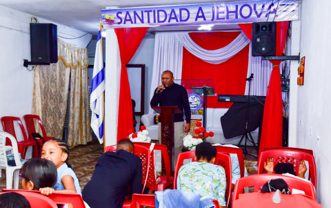 El papá de uno de los cuatro de Las Malvinas encuentra en la oración fuerza para seguir adelante.