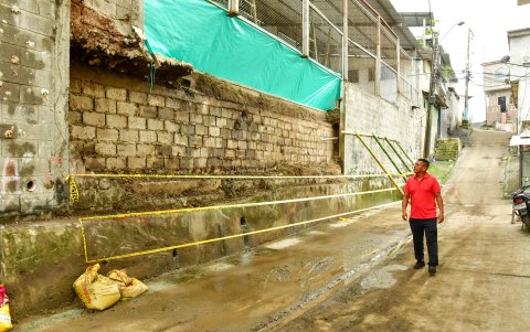 Suceso. En Mapasingue Este, el muro de una unidad educativa cayó causando preocupación a ciudadanos.