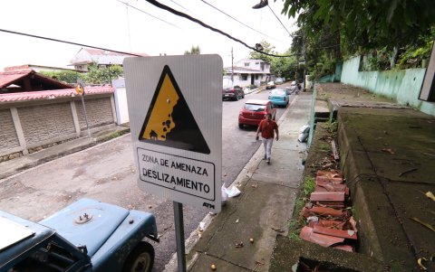 Advertencias. En algunos puntos se ve el letrero de amenaza, pero piden tambien acciones.