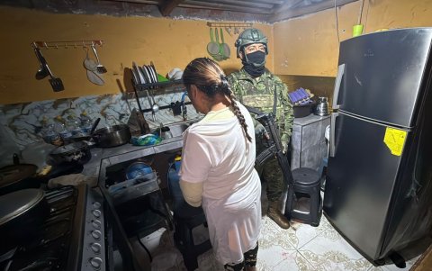 Luis Mancheno (izquierda) conversó sobre barcos con el robot que utiliza Inteligencia Artificial.