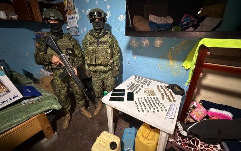 Los agentes hallaron evidencia relacionada con el expendio ilícito de sustancias.