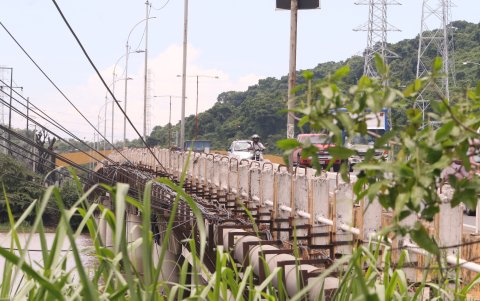 Robos. Ya no quedan pasamanos en la parte peatonal del puente. Aseguran que son robados durante la madrugada sin ser repuestos por las autoridades