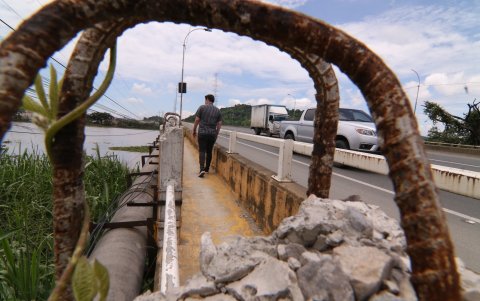 Los fierros inservibles se observan a lo largo del puente.