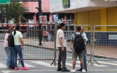Los residentes esperan en los exteriores poder intentar recuperar sus pertenencias