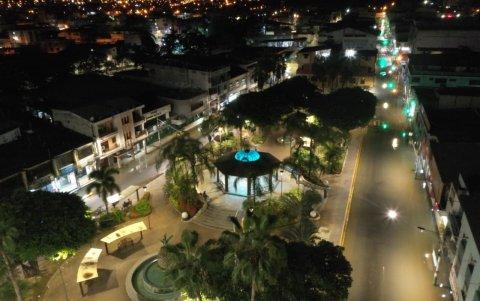 El parque Central de Milagro estuvo rodeado del agua acumulada en sus calles.