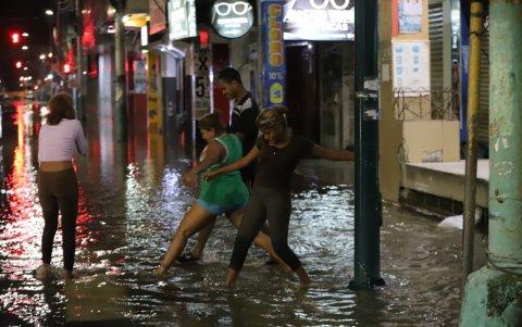 A la oscuridad nocturna se sumó el factor de riesgo de las calles inundadas.