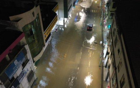 El agua cubrió algunas calles de extremo a extremo.