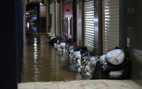 Al ser una problemática conocida, algunos dueños de negocios pusieron barreras para evitar que el agua ingrese a los locales.