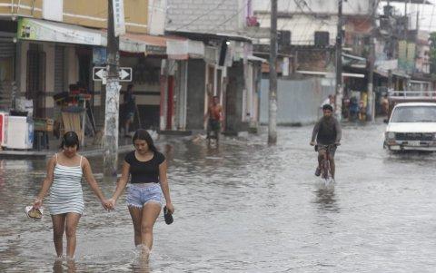 La ciudadanía debió movilizarse en medio del agua acumulada, ya sea a pie o en bicicleta.
