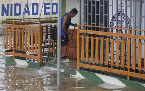 El comercio fue uno de los sectores más afectados. Dueños de negocios debieron sacar el agua de sus locales para intentar trabajar.