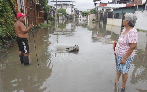 Adultos mayores intentaron destapar alcantarillas en su zona para ayudar a que baje el nivel del agua.