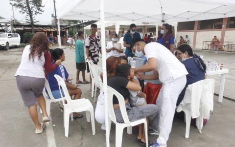 En un albergue se dio atención médica a adultos y niños damnificados por el invierno en Milagro.