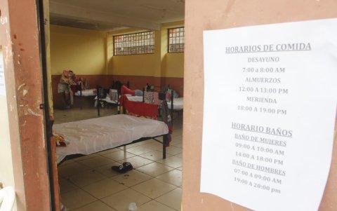 Las familias damnificadas están residiendo temporalmente en el albergue que se habilitó tras las inundaciones en Milagro.