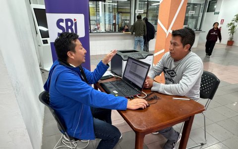 El trámite puede realizarse en línea para facturas electrónicas o de forma presencial para facturas físicas en las agencias del SRI a nivel nacional.