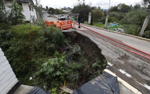 Lluvias. Hace más de un año, en la misma quebrada se abrió un socavón que hasta la actualidad no ha sido atendido.