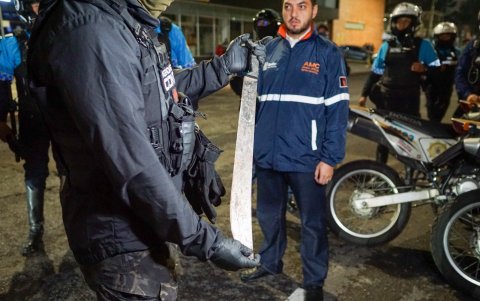 Los uniformados durante el operativo encontraron armas blancas.
