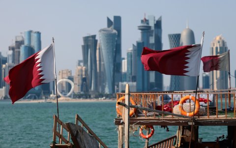 Banderas de Catar ondean en barcos con el horizonte de Doha, Catar, como telón de fondo, el 28 de febrero de 2026.