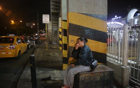 Ciudadanos tampoco cuentan con infraestructura para esperar cómodamente a un bus.