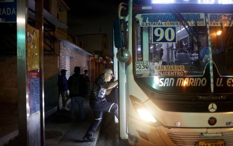 Pocos buses aún mantienen una frecuencia nocturna disciplinada.