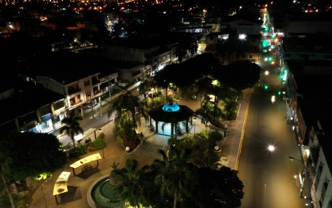Retrato nocturno de las calles de Milagro, donde el agua estancada dificulta la movilidad de los residentes.