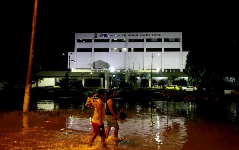 Damnificados por el invierno en Milagro improvisan refugios nocturnos ante la ausencia de albergues estatales.
AG - PERIODISTAS
AG - GRANASA