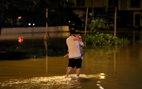 Familias damnificadas en Milagro enfrentan la oscuridad de la noche tras perder sus hogares por las lluvias.
AG - PERIODISTAS
AG - GRANASA