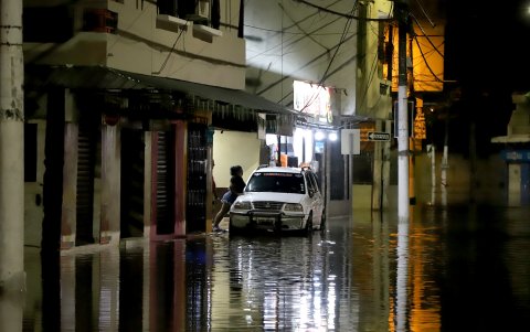 Habitantes de Milagro vigilan sus pertenencias durante la noche para evitar robos en zonas bajo el agua.
AG - PERIODISTAS
AG - GRANASA