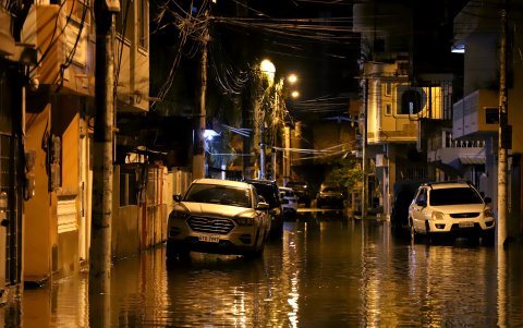 vehículos en riesgo tras el desbordamiento de lo ríos.