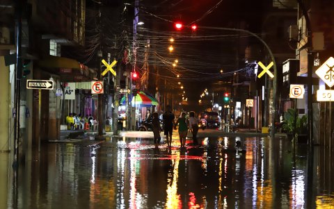 Habitantes de Milagro vigilan sus pertenencias durante la noche para evitar robos en zonas bajo el agua.