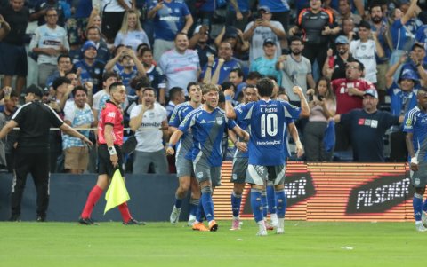 Luca Klimowicz celebra el gol de Emelec ante Delfín en la LigaPro 2026.